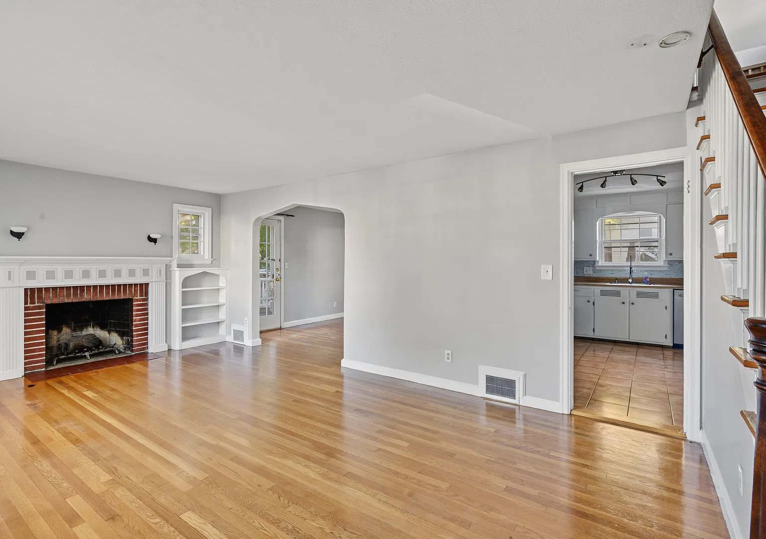 Charming Updated 3 Bed, 1.5 Bath House for Rent in Holyoke! — Photo 2