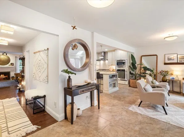 19 N Bayard Ln, Mahwah, NJ 07430