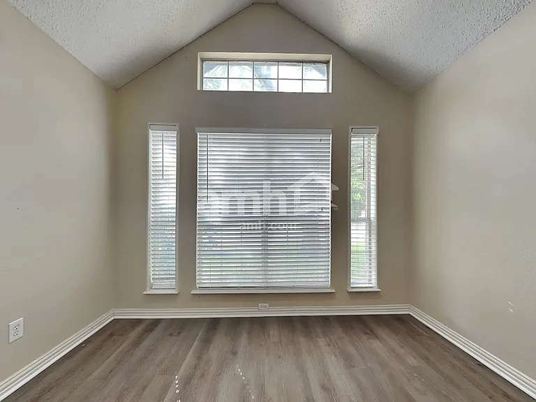 2717 Primrose Ln — Photo 9