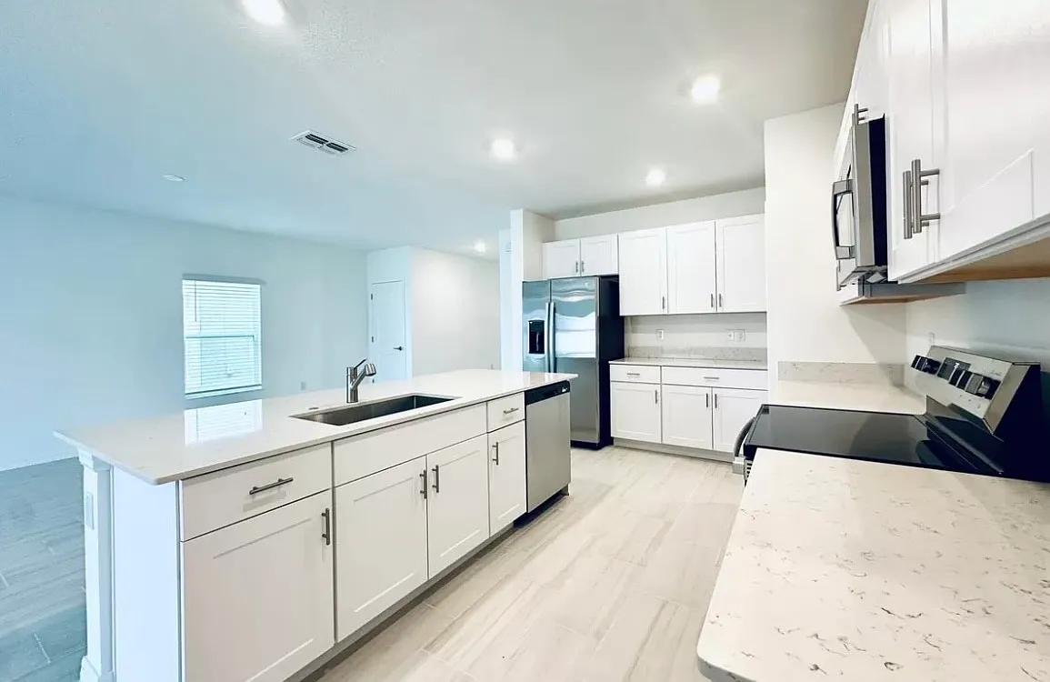 6 bed, 2580 sqft, $2,600 — Photo 3