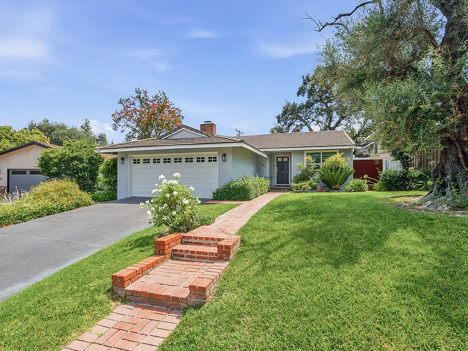 384 Knight Way