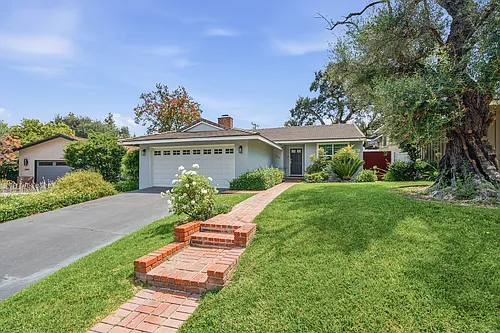 384 Knight Way Photo 1