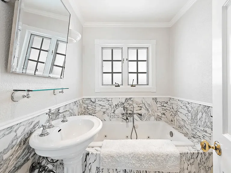 129 McAulay Pl — Photo 37