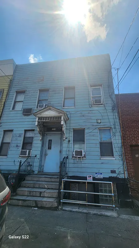 32-18 Greenpoint Ave  
