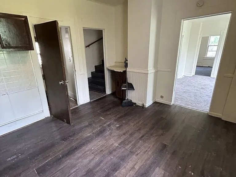 2121 W Brown St — Photo 9