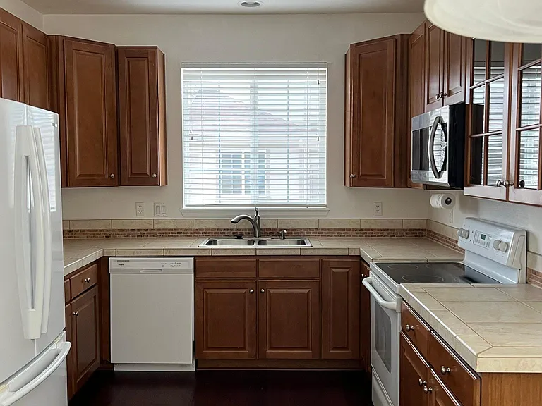 23140 York Ave — Photo 11