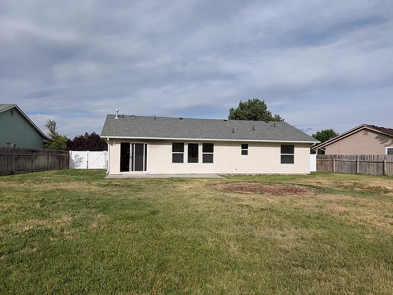 2723 Manchester Dr — Photo 15