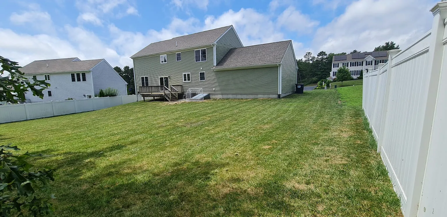 4 bed, 2.5 bath, 2472 sqft, $5,000 — Photo 2