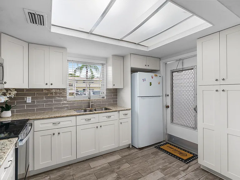 410 NE 17th Ave #101 — Photo 3