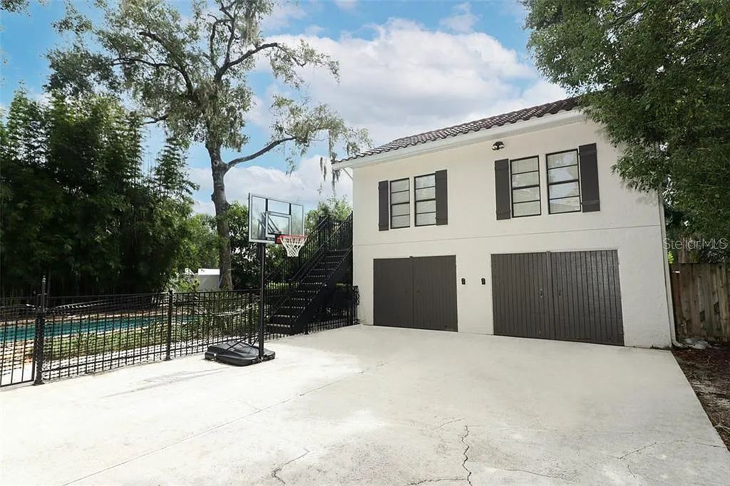 5 bed, 6.0 bath, 2735 sqft, $9,900 — Photo 1
