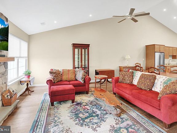 5th image of 127 Hawthorne Ct