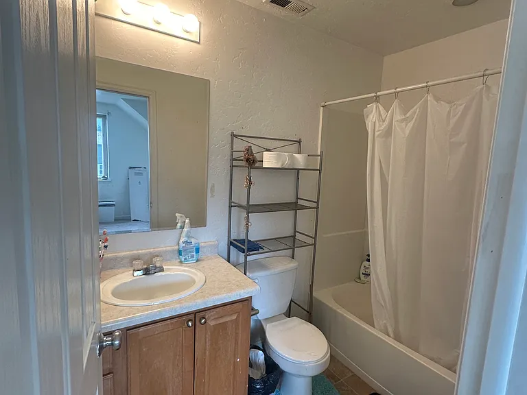 100 Lakeside Ct — Photo 6