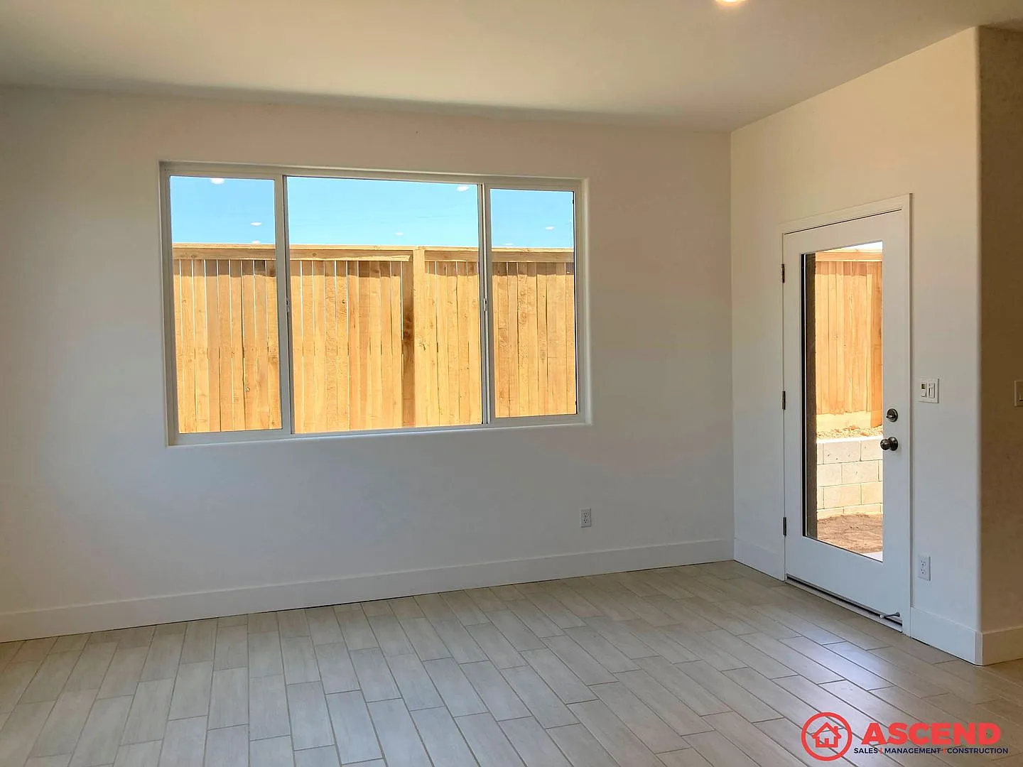 Spacious Home Located in Shafter! — Photo 2