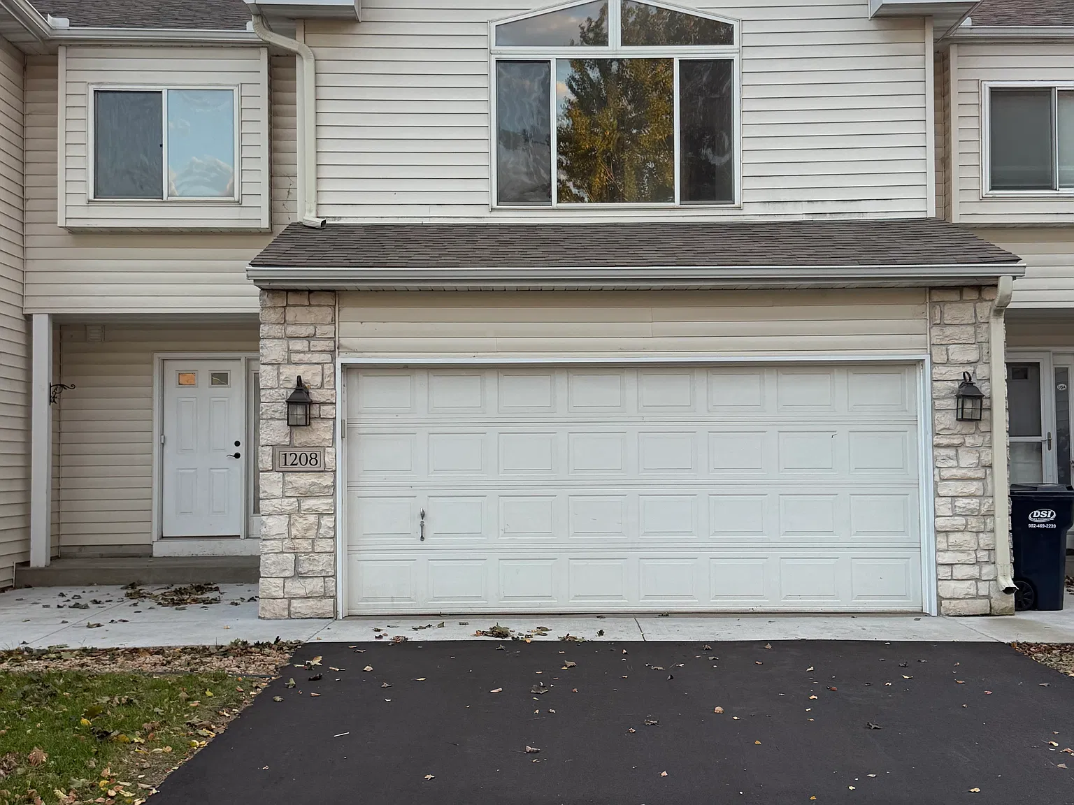 3 bed, 1404 sqft, $1,900 — Photo 1