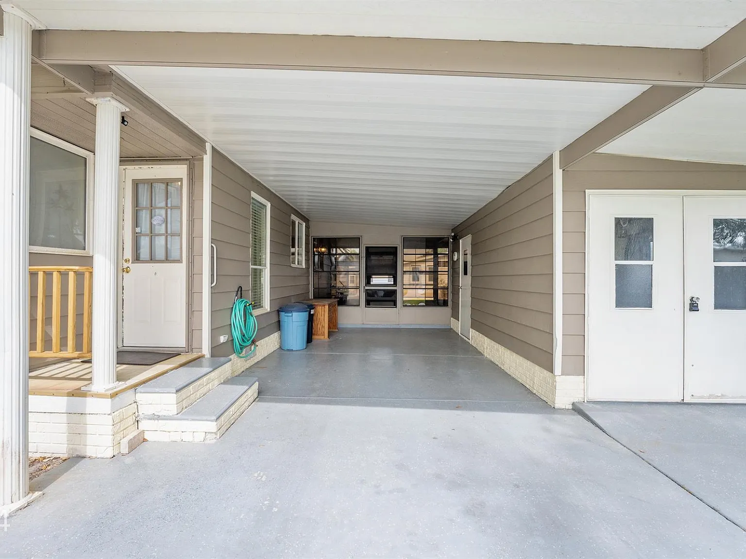 717 Tangerine Dr — Photo 2