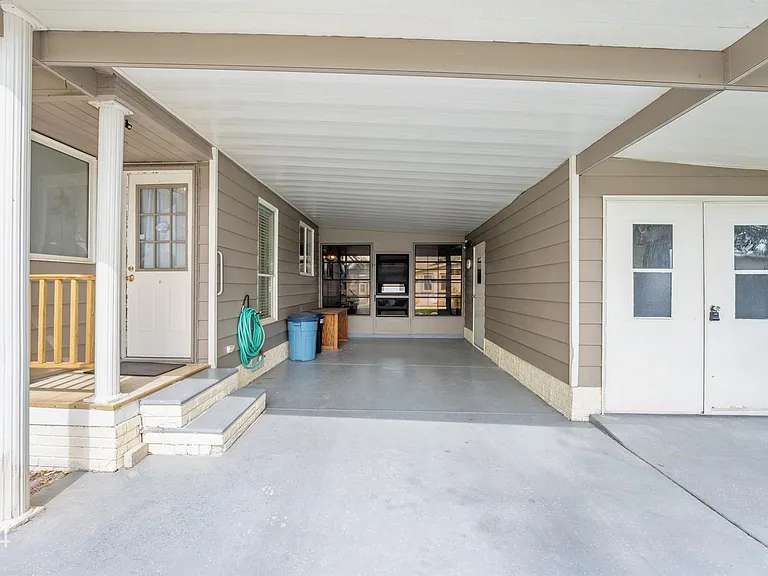 717 Tangerine Dr — Photo 2
