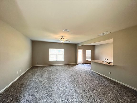 3rd image of 400 Harbor Oaks Dr