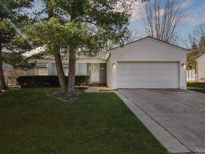 3649 Barberry Cir, Wixom, MI, 48393