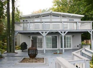 2566 N Peterson Dr, Sanford, MI 48657