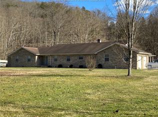 101 Country Ln, Elkview, WV 25071