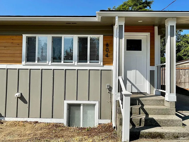 604 Camas Ave NE — Photo 1