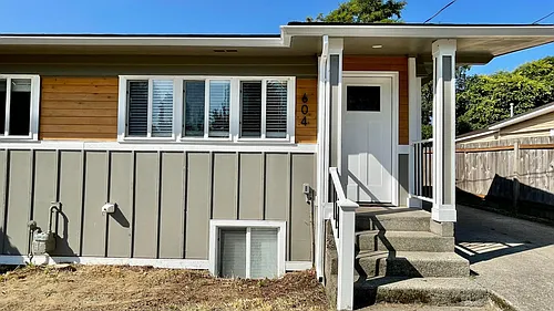 604 Camas Ave NE Photo 1