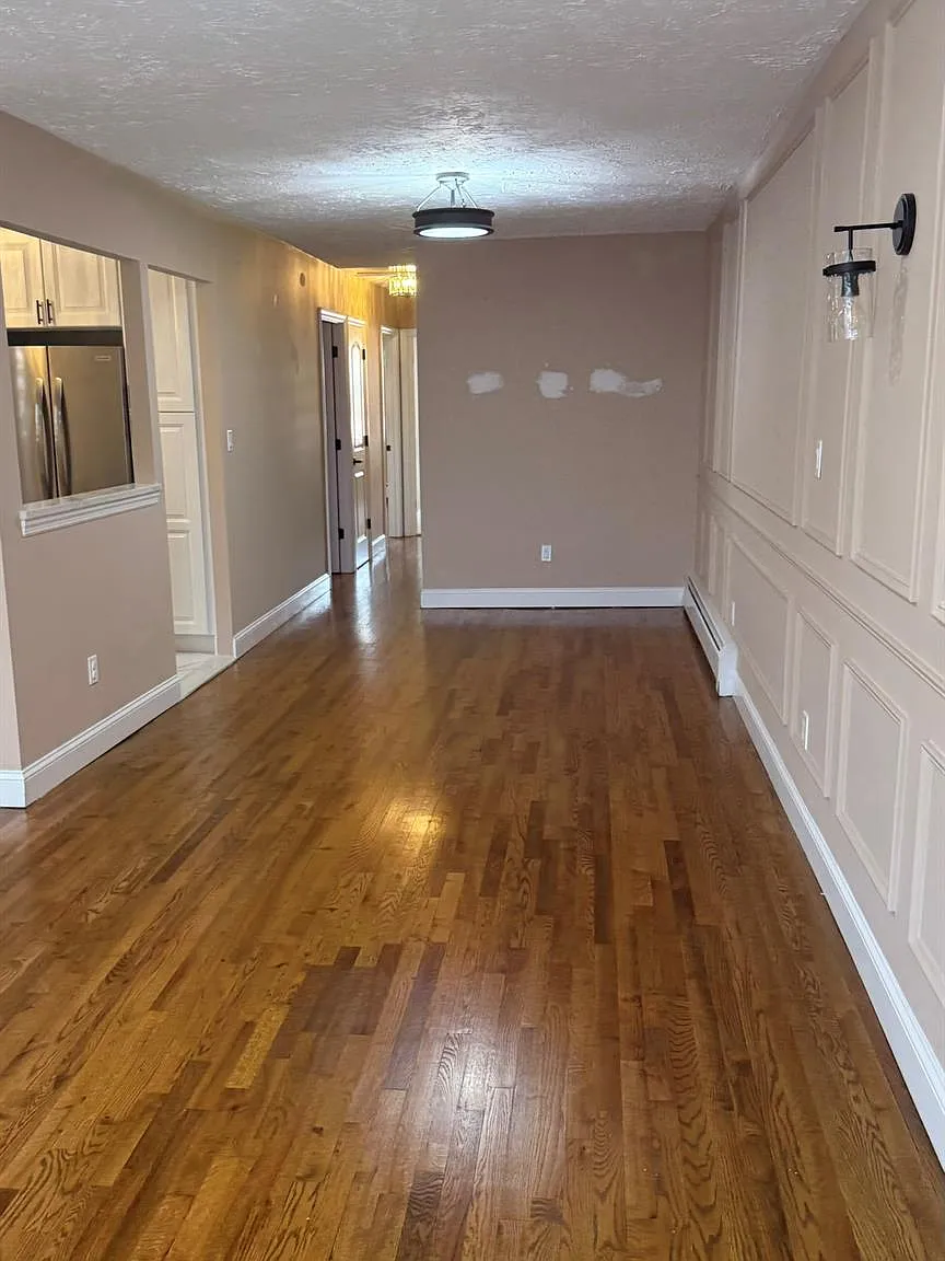 3 bed, 2.0 bath, 2352 sqft, $3,500 — Photo 3