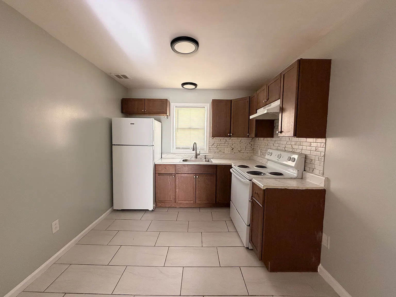 4 bed, $2,300 — Photo 1