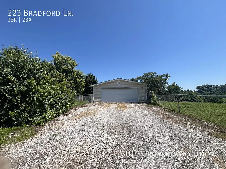 223 Bradford Ln — Photo 2