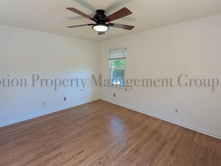 2400 Lawrence Dr — Photo 6