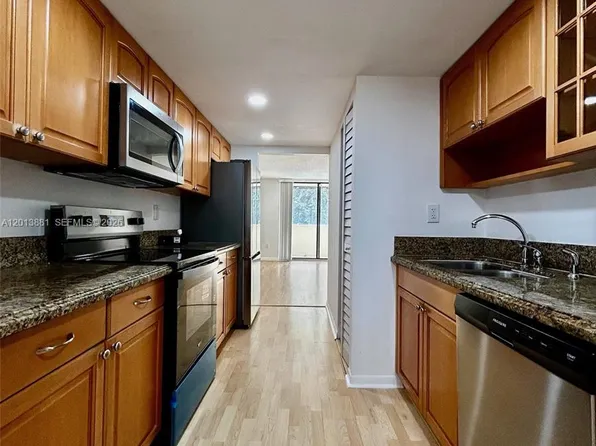 7451 NW 16th St #304, Plantation, FL 33313