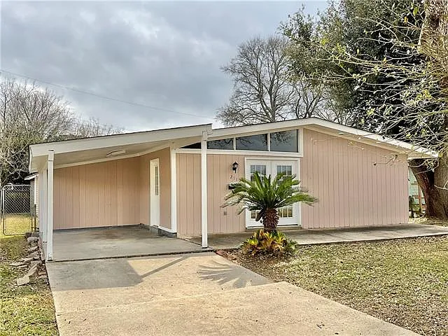 2114 S Butterfly Cir — Photo 2