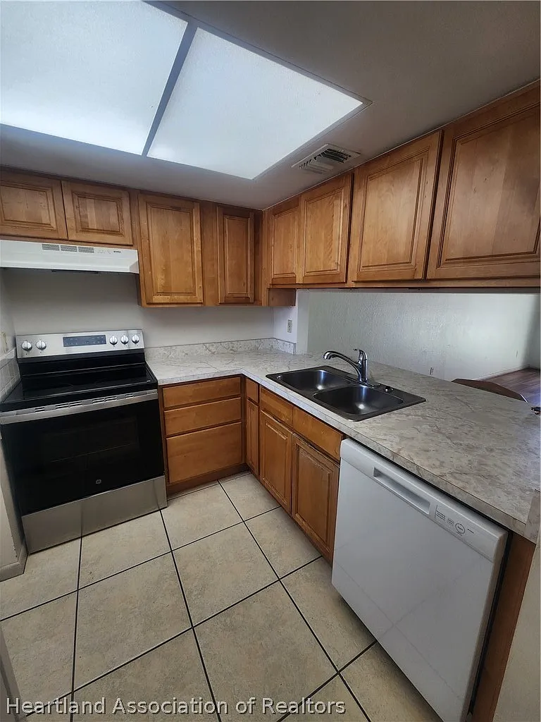 Building Photo - 4827 Vilabella Dr