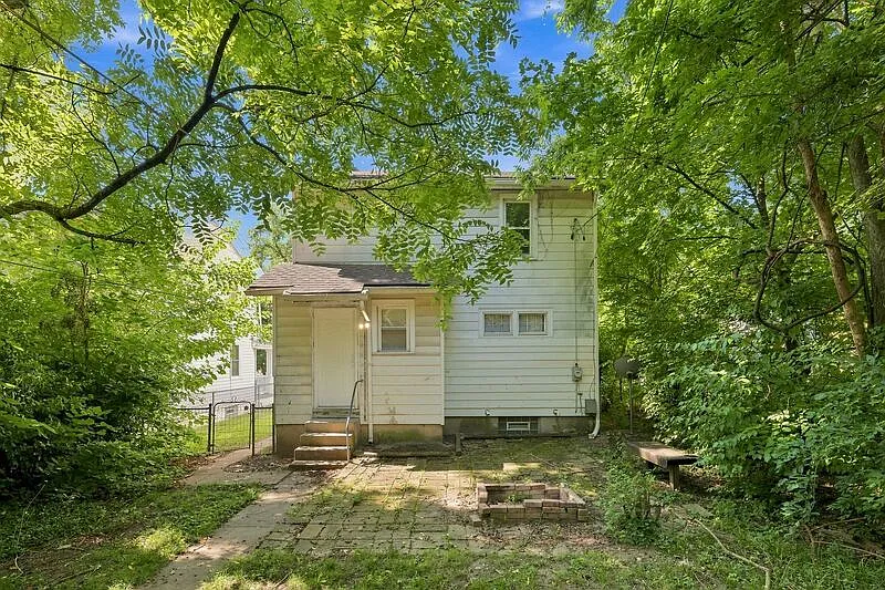 3 bed, 1.0 bath, $1,025 — Photo 3