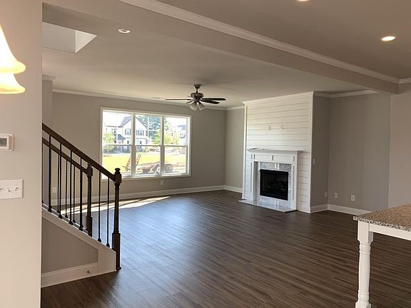 5th image of 5203 Addison St