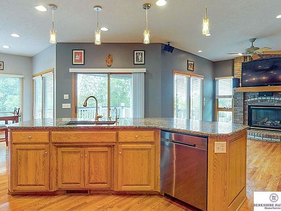 4th image of 5619 N 165th St