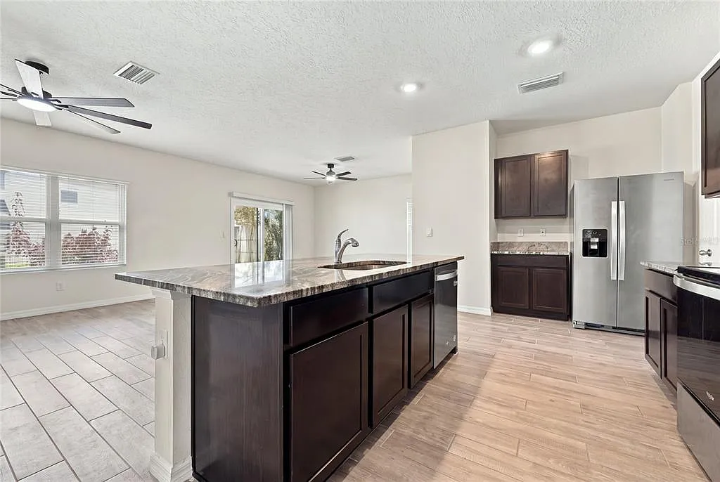 4 bed, 2.5 bath, 2190 sqft, $2,600 — Photo 4
