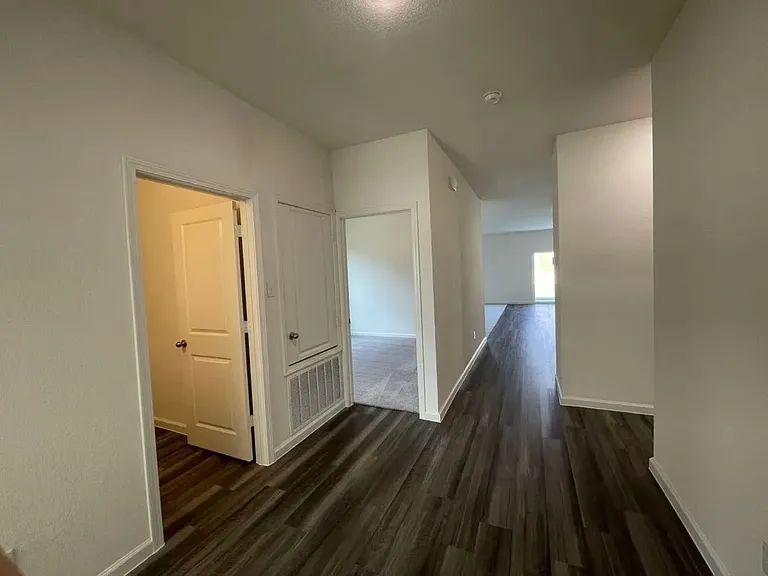 716 Wellington Dr — Photo 8
