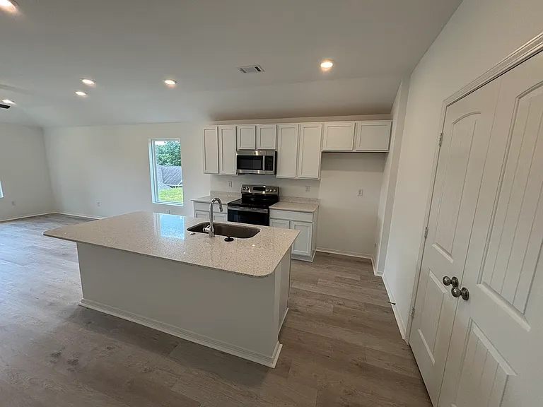 786 Gussy Ln — Photo 4