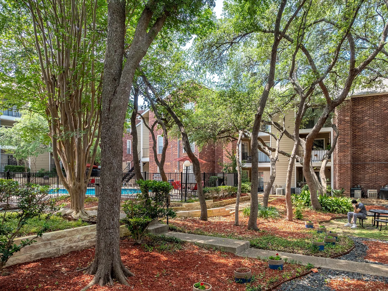 Sutton House Apartments — Photo 4
