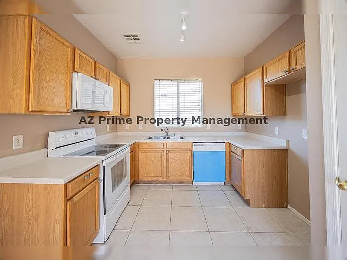 670 E Mariposa Pl — Photo 8