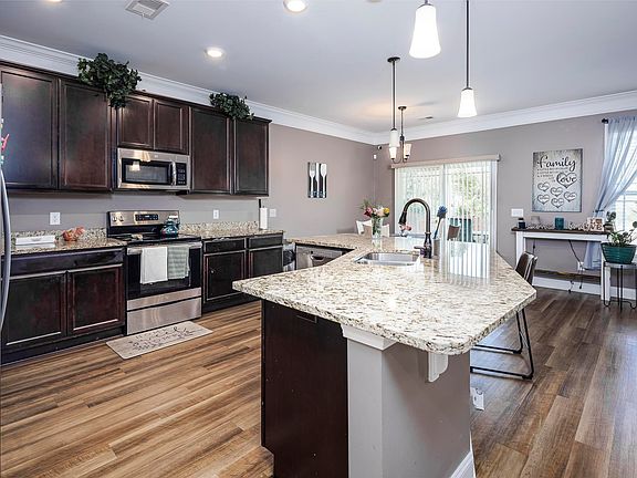 5th image of 823 Adelaide Rd