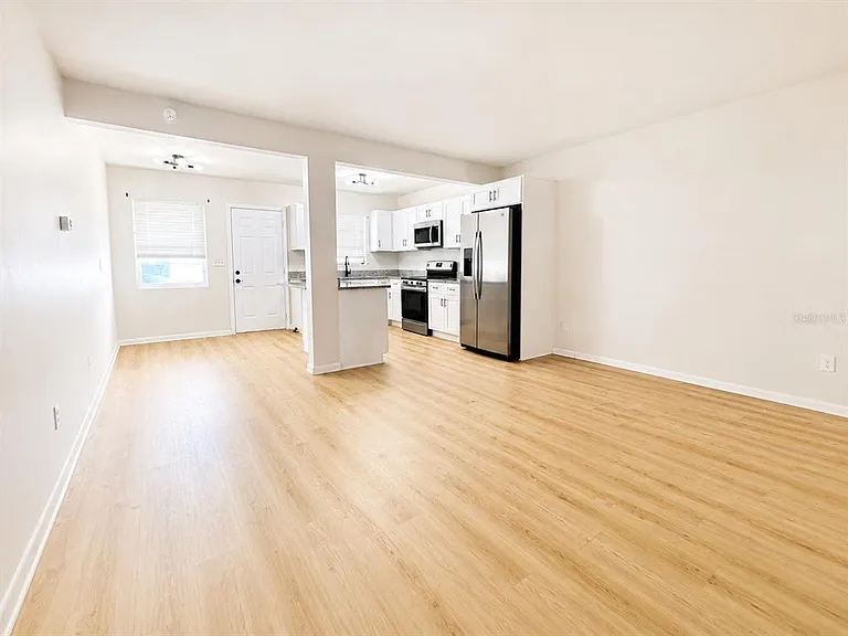 1353 Lakeview Rd — Photo 3