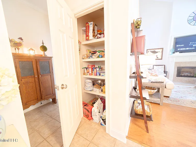 408 Green Tree Pl — Photo 14