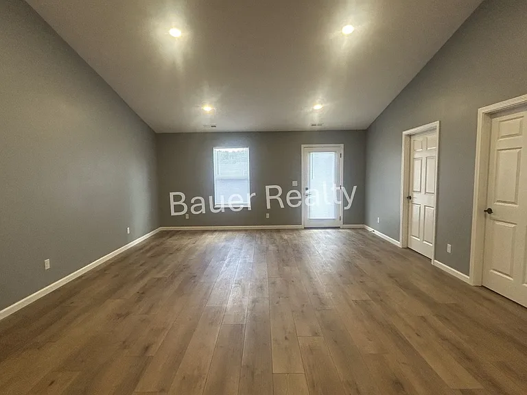 47 Grove Ave — Photo 32