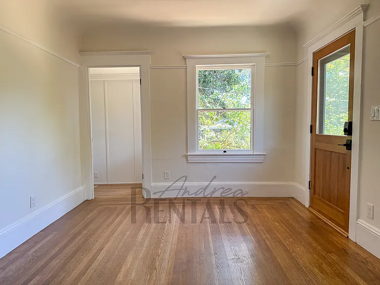 1329 Oxford St — Photo 2