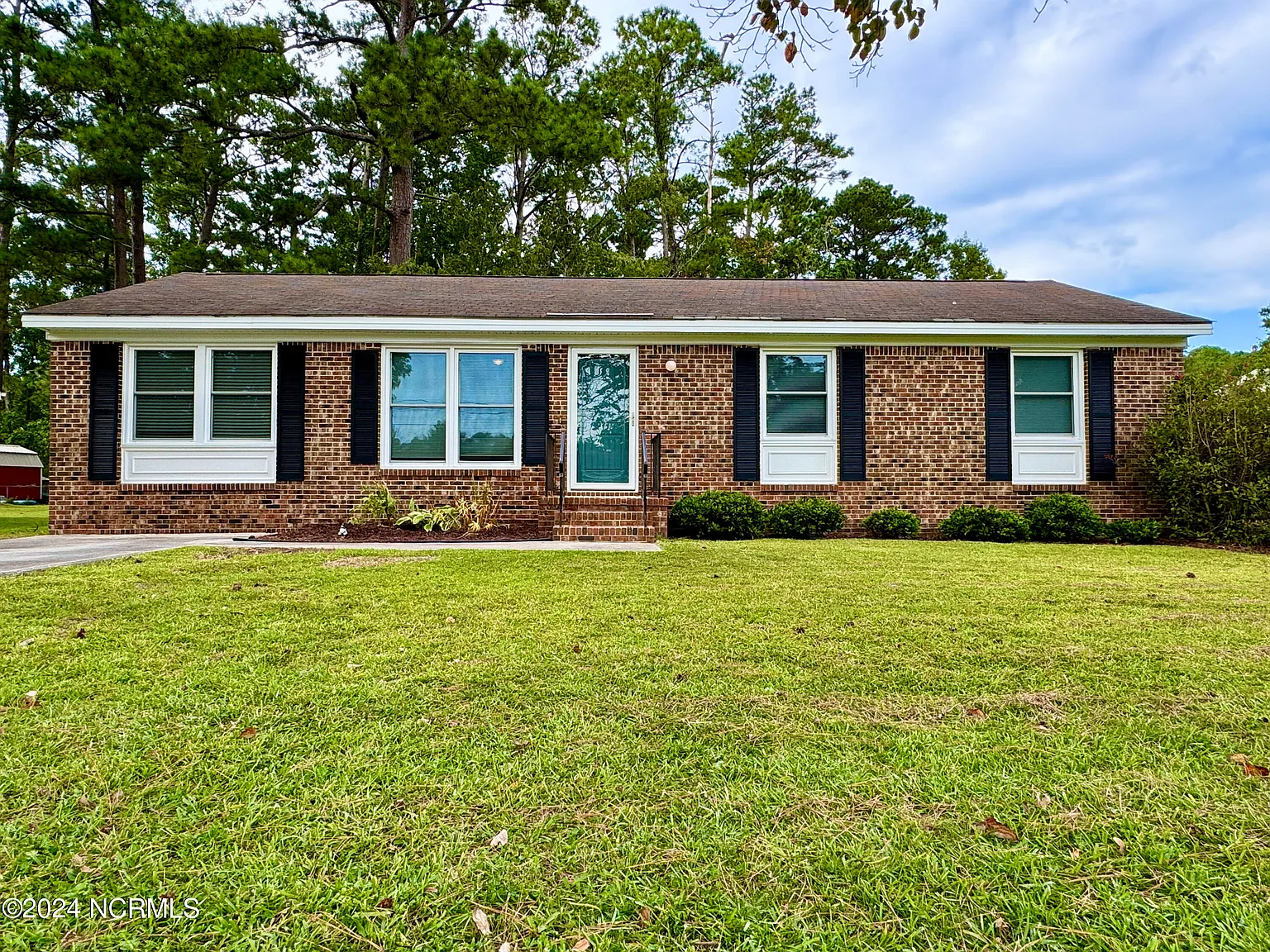 3 bed, 2.0 bath, 1317 sqft, $1,700 — Photo 2