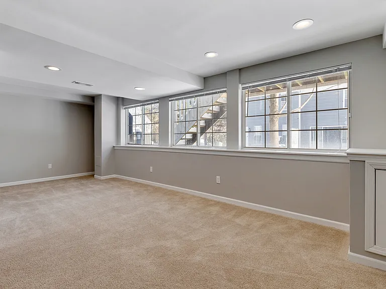 187 Half Moon Cir — Photo 20