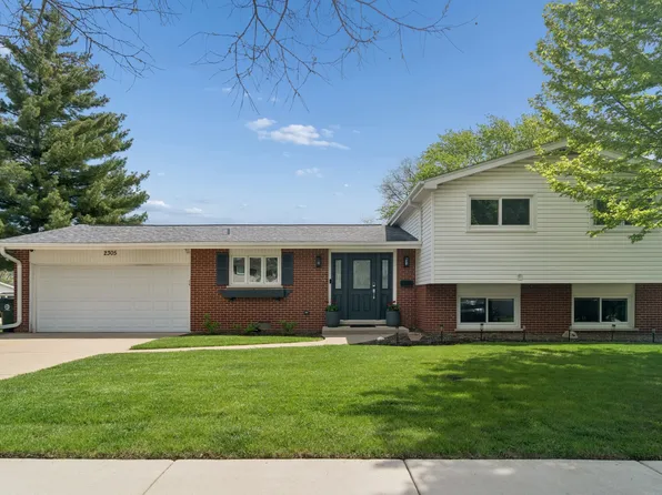 2305 N Williamsburg St, Arlington Heights, IL 60004