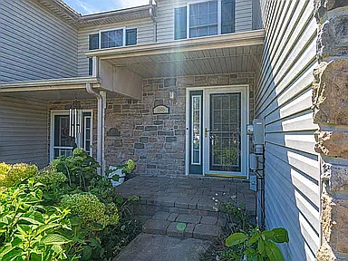 3 bed, 2062 sqft, $2,490 — Photo 2